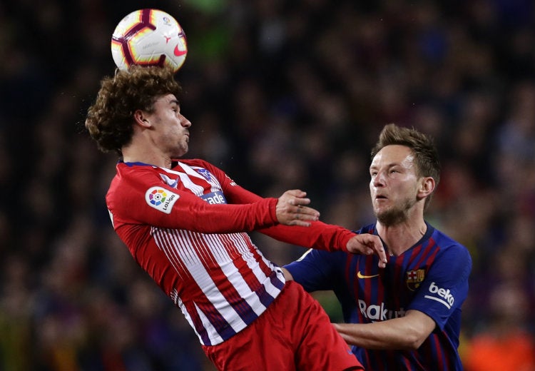 Griezmann y Rakitic disputan el esférico