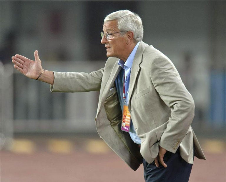 Marcello Lippi da indicaciones a sus jugadores