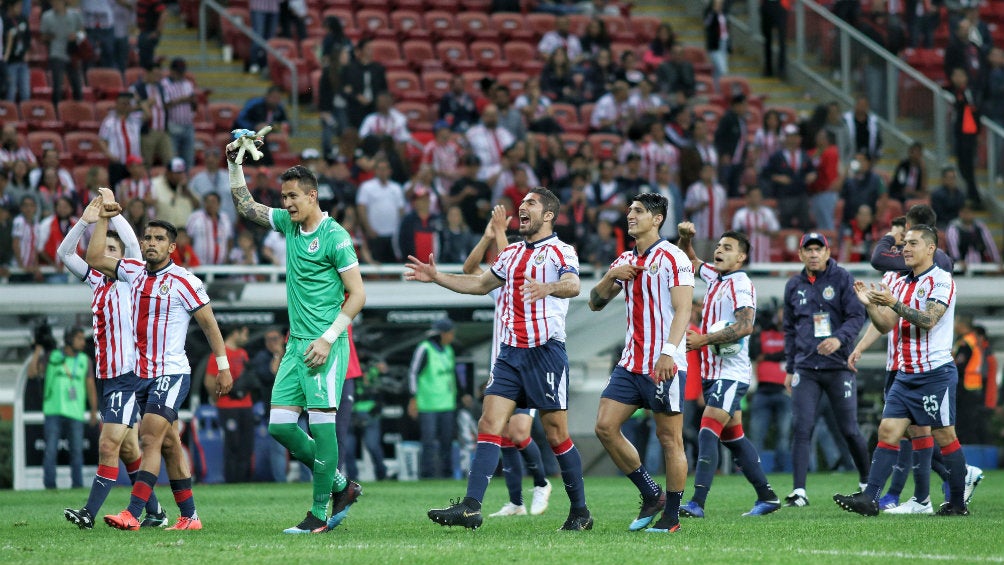 Jugadores de Chivas festejando un triunfo en la Jornada 7 de la Liga