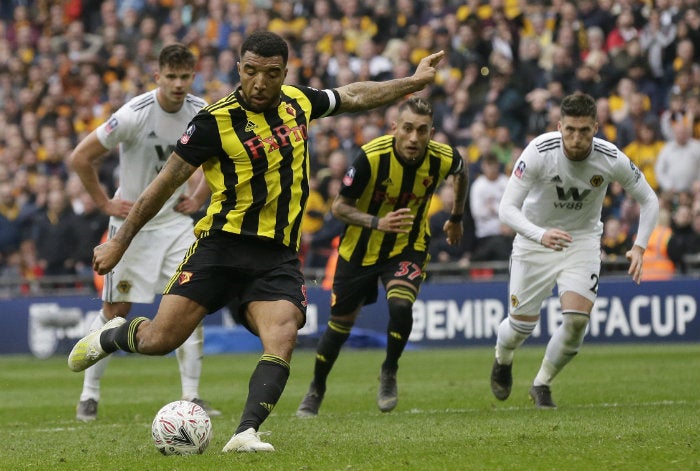 Deeney, a punto de patear el balón 