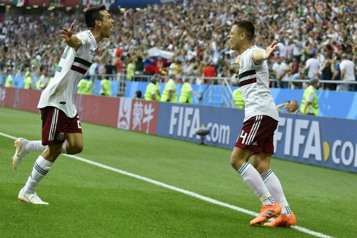 Lozano y Hernández festejan con el Tri