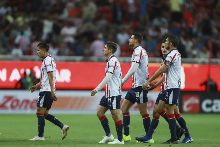 Jugadores de Chivas en lamento durante el Clásico Nacional 