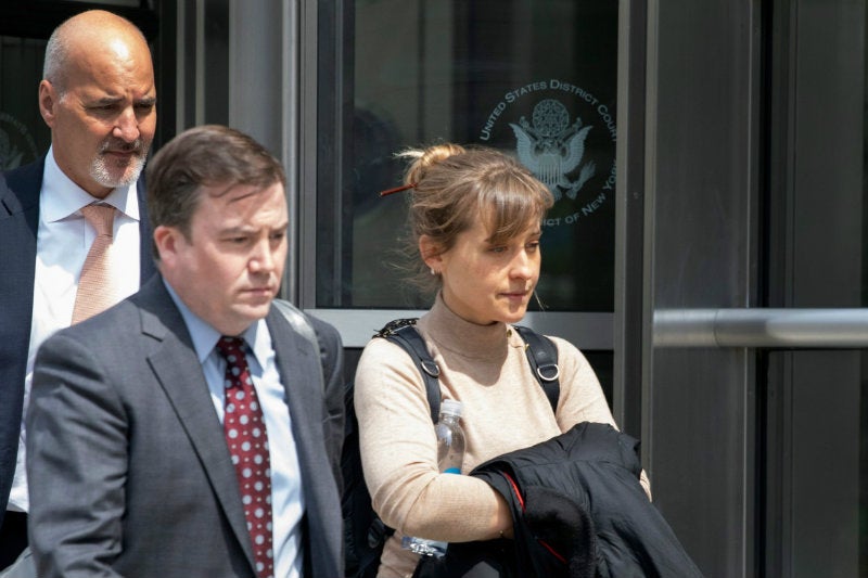 Allison Mack saliendo del juzgado