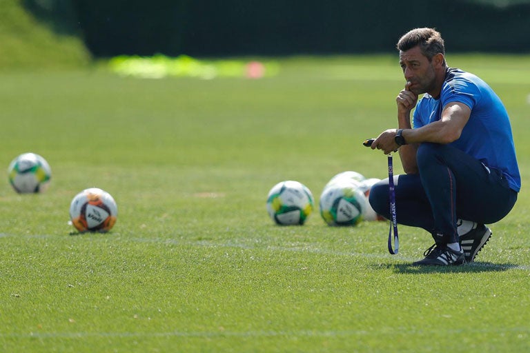 Pedro Caixinha observa el entrenamiento de Cruz Azul