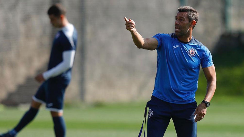 Pedro Caixinha durante un entrenamiento de Cruz Azul