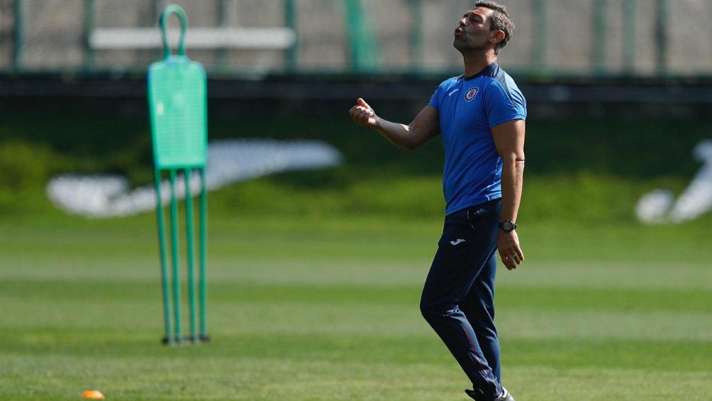 Caixinha en entrenamiento con el Cruz Azul 