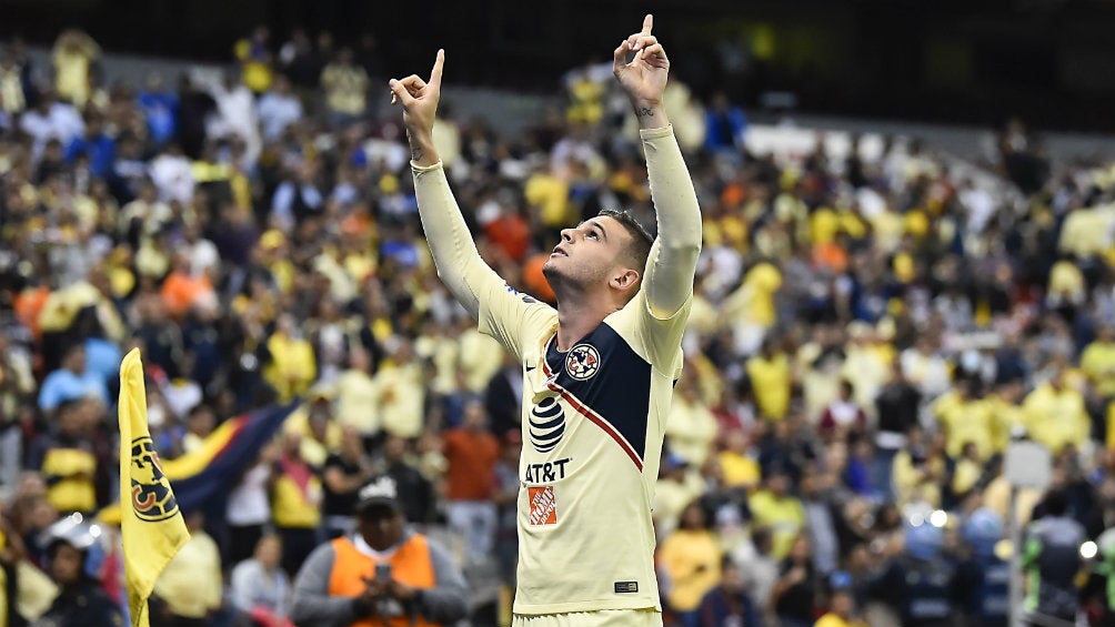 Nico Benedetti festeja un gol con el América