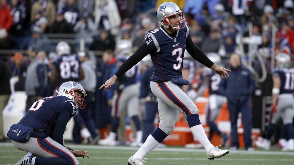 Stephen Gostkowski patea un gol de campo