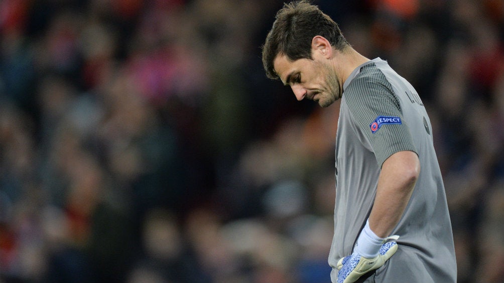 Iker Casillas se lamenta durante el duelo ante el Liverpool