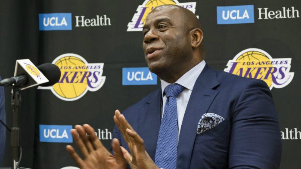 Magic Johnson durante una conferencia de prensa