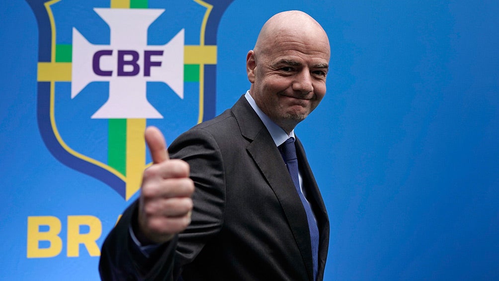 Infantino saluda a la cámara