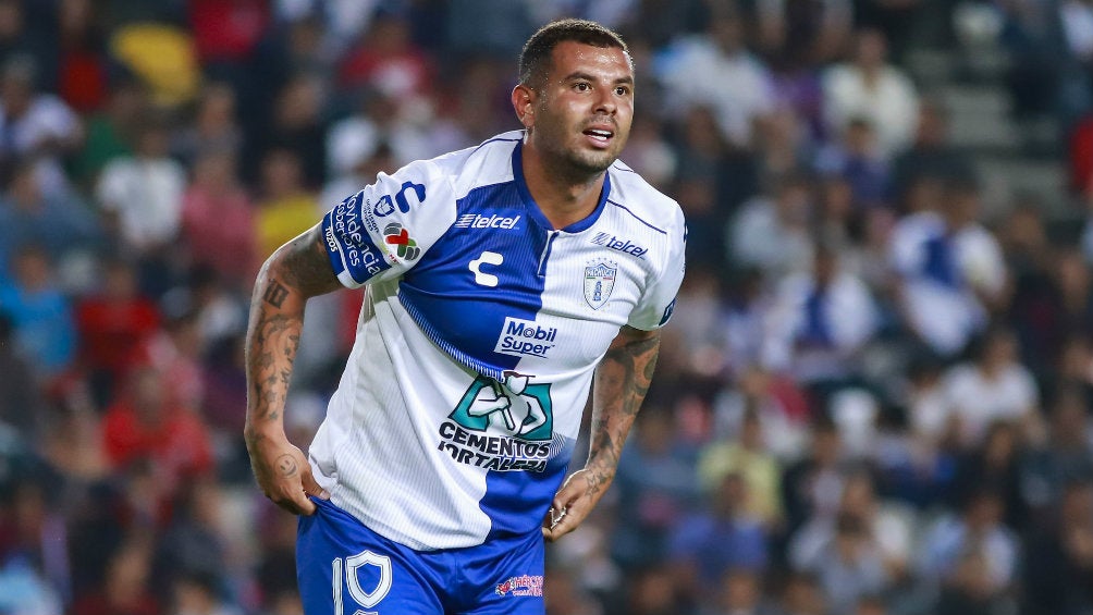 Edwin Cardona festeja un gol con Pachuca