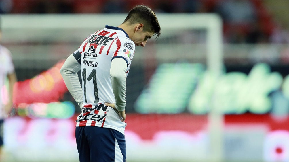 Isaac Brizuela se lamenta durante un juego de Chivas