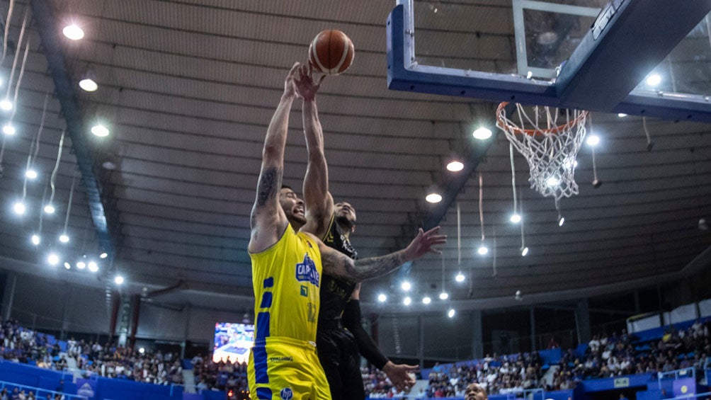 Jugador de Fuerza Regia intenta meter el balón