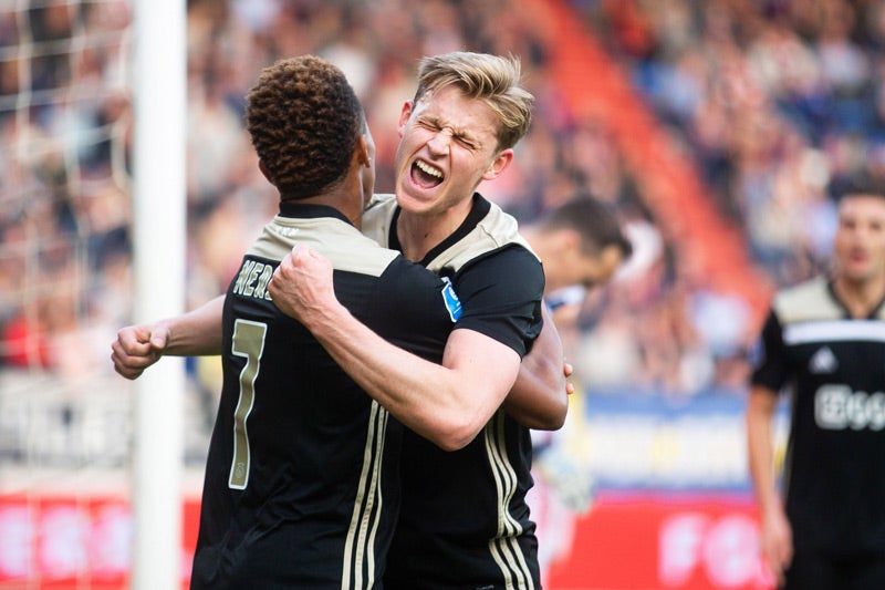 Frenkie  y David Neres celebran un tanto en Holanda 