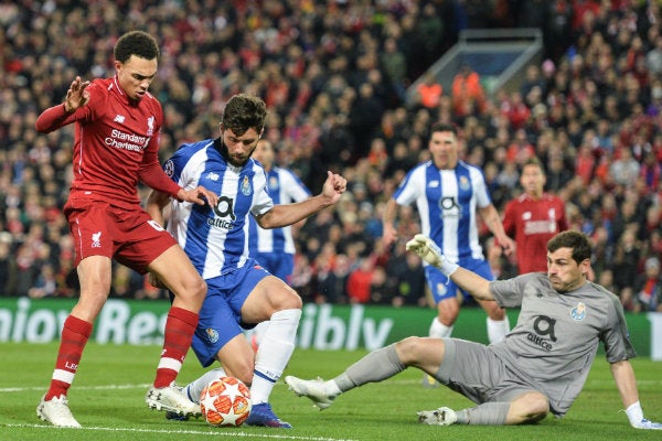 Casillas en acción en un duelo ante los Reds