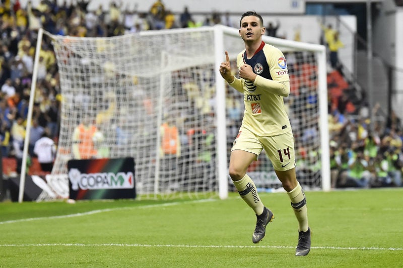 Nico Benedetti festeja un gol con América