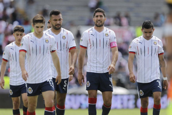 Chivas durante un encuentro ante Lobos BUAP