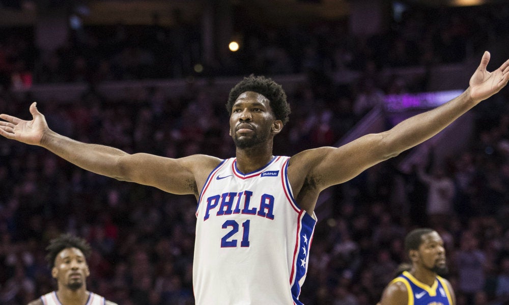 Joel Embiid festeja una anotación de Philadelphia