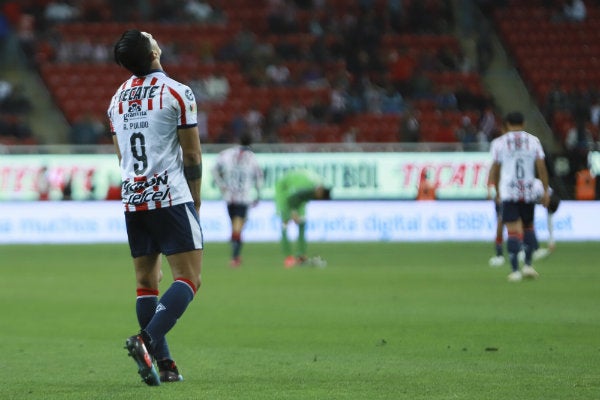 Alan Pulido se lamenta durante un juego de Chivas