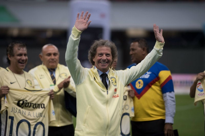 Daniel Brailovsky durante el homenaje a las leyendas del América