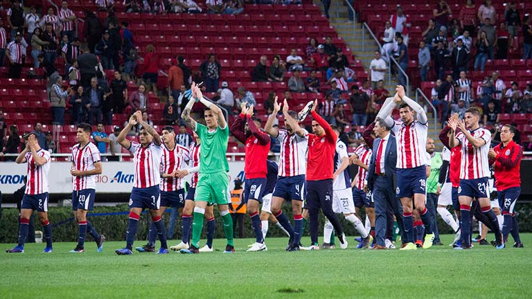 Jugadores de Chivas aplauden a la afición