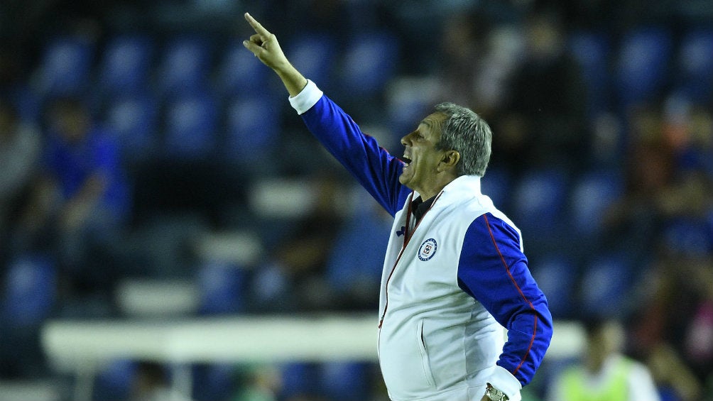 Boy da instrucciones a sus jugadores durante un partido de Liga 