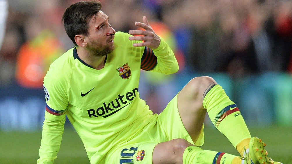 Lionel Messi se limpia la sangre tras recibir golpe 