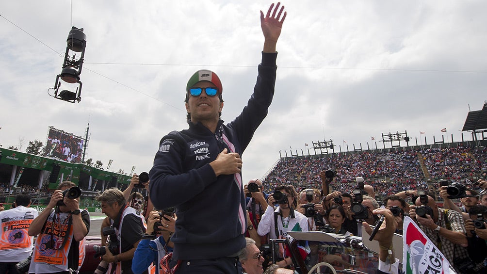 Checo Pérez saluda al público en el Autódromo Hermanos Rodríguez