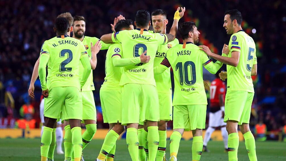 Los jugadores del Barcelona celebran tras anotar contra Manchester United