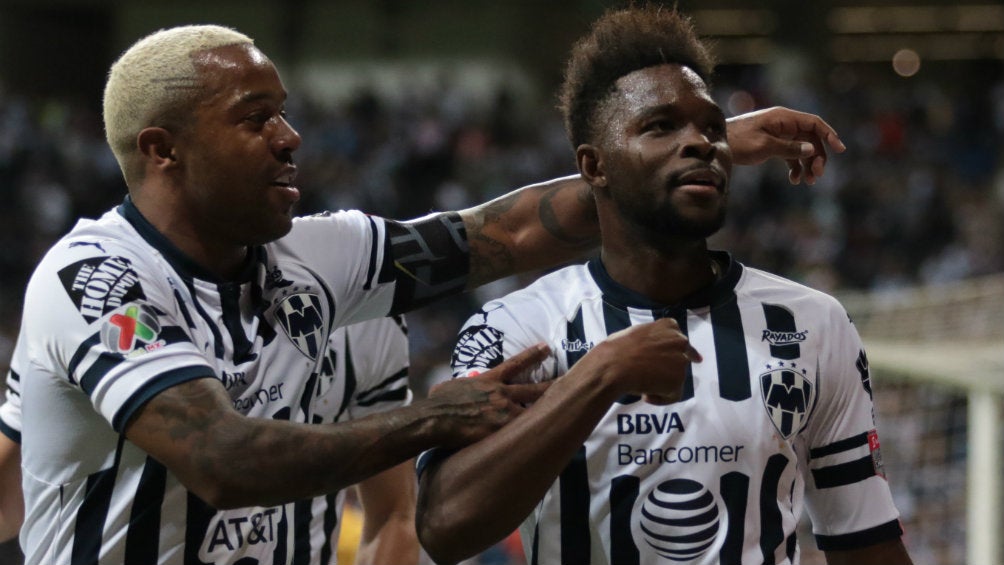 Dorlan Pabón y Avilés Hurtado celebran un gol ante el Sporting