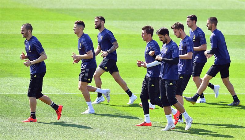 Jugadores de la Juventus entrenan previo al duelo vs Ajax