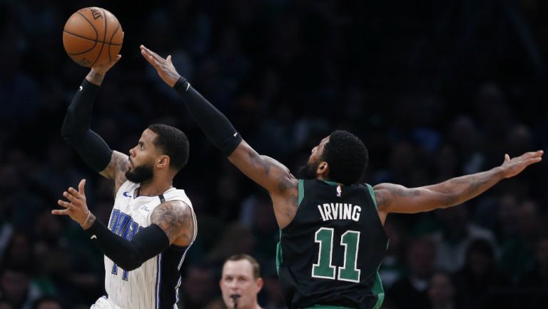 D.J. Augustin intenta encestar contra los Celtics 