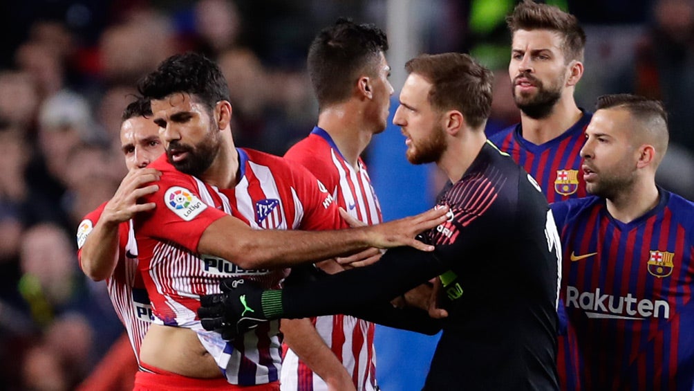 Costa sale del Camp Nou tras ser expulsado 