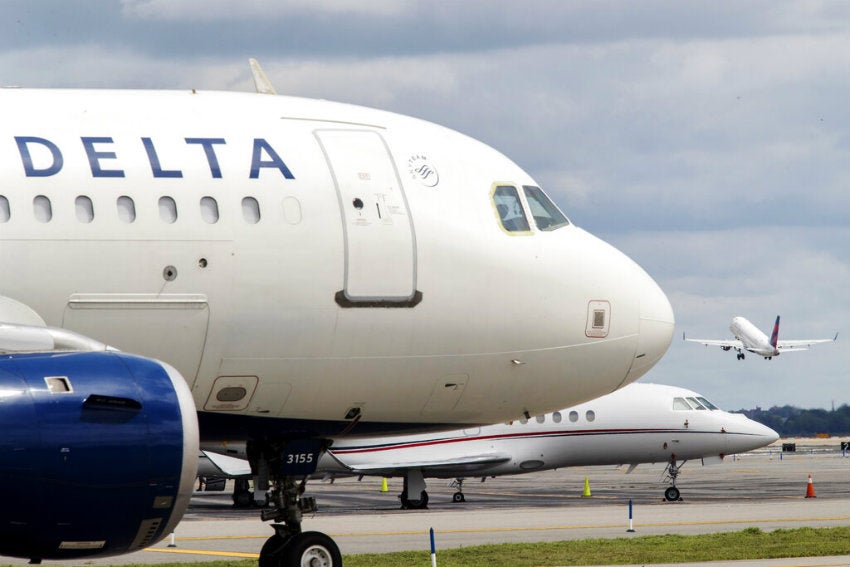 Avión aterriza en un aeropuerto 