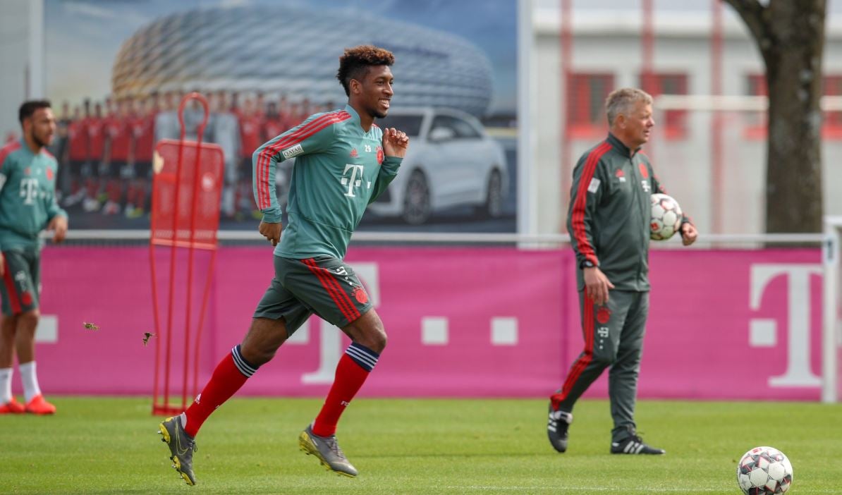 Coman trota durante práctica del Bayern