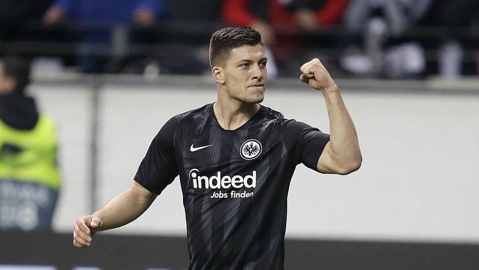 Jovic festeja anotación con el Frankfurt 