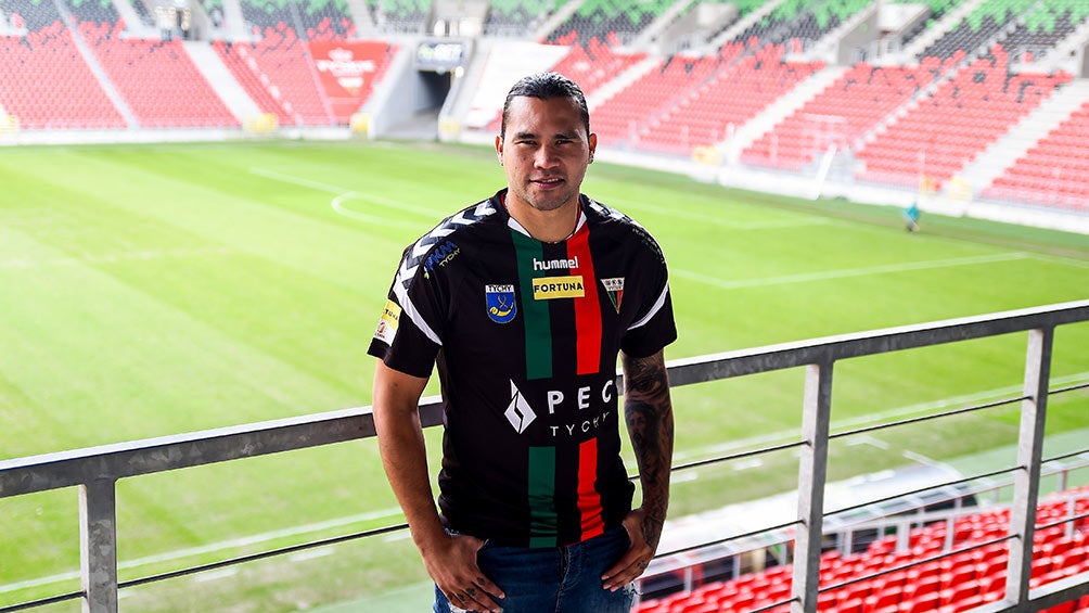 Gullit posa en su nueva casa, el estadio del GKS Tychy de Polonia