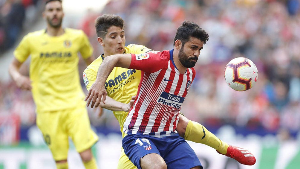 Diego Costa protege un balón durante un duelo en La Liga 