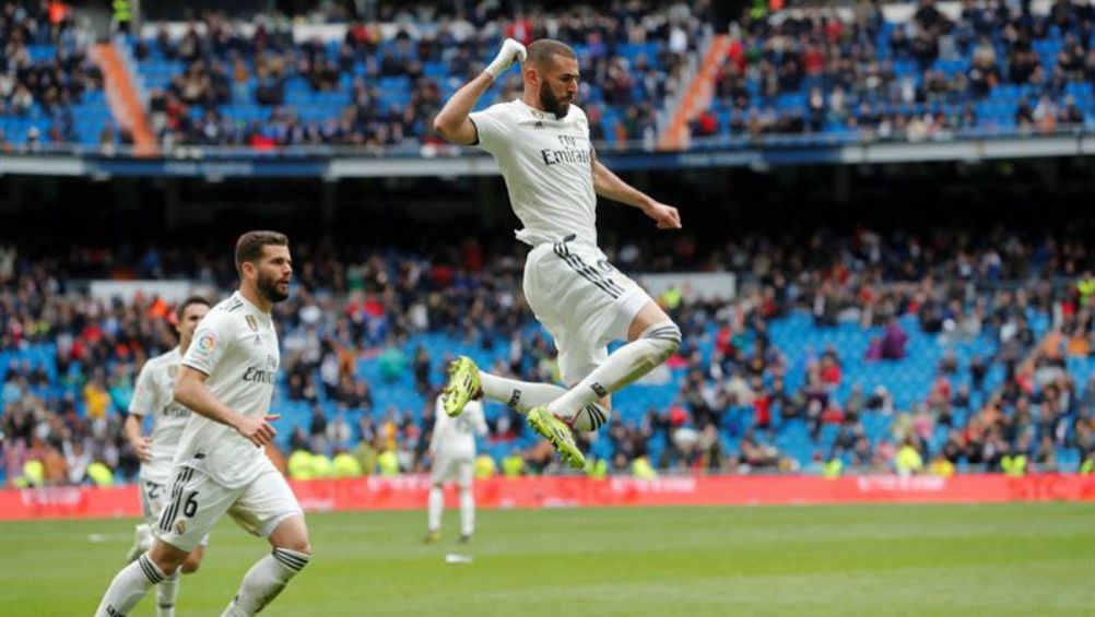 Benzema festeja gol con el Real Madrid