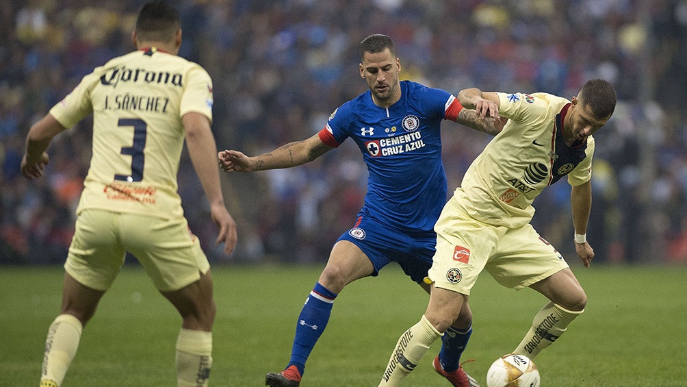 Méndez disputa el balón en Final contra América 