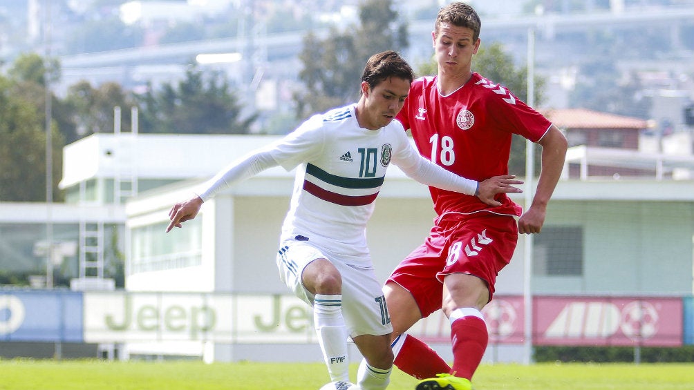 Sebastián Córdova disputa un balón con el Tri Sub 22