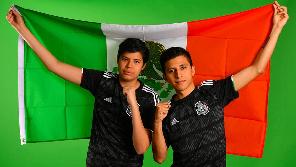 Beto Ávila y Villamore, con la bandera de México en el torneo de FIFA 19