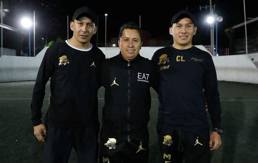 Noel Salas, junto a dos de sus futbolistas