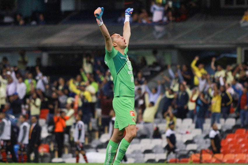 Marchesín festeja triunfo con América 