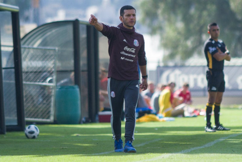 Jaime Lozano durante un juego del Tri Sub 22