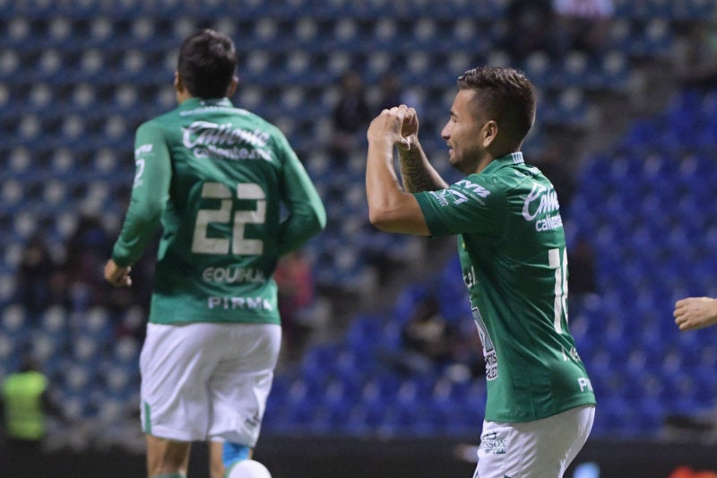 Jean Meneses festeja un gol con el León