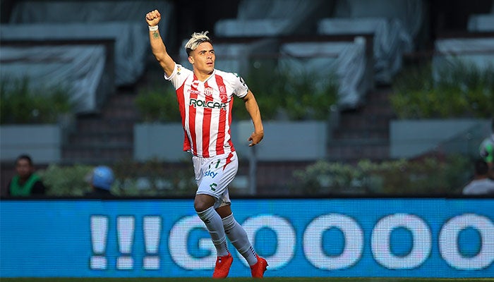 Brian Fernández en celebración con el Necaxa