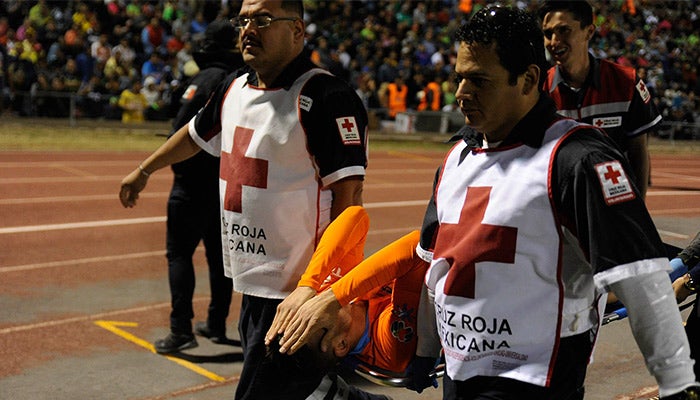 Benedetti saliendo lesionado en la Final de Copa 