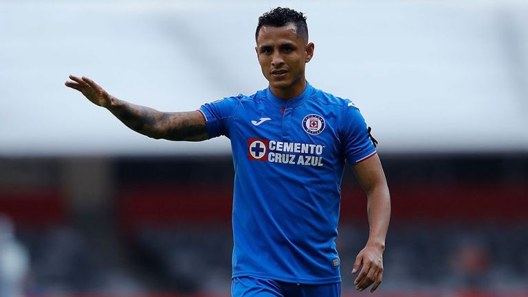 Yoshimar Yotún en un partido con Cruz Azul